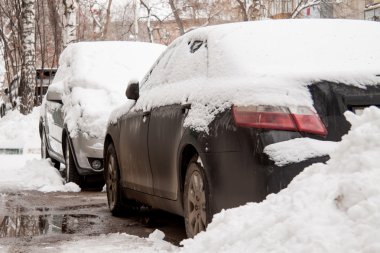 Kar fırtına araba karla kaplı sonra
