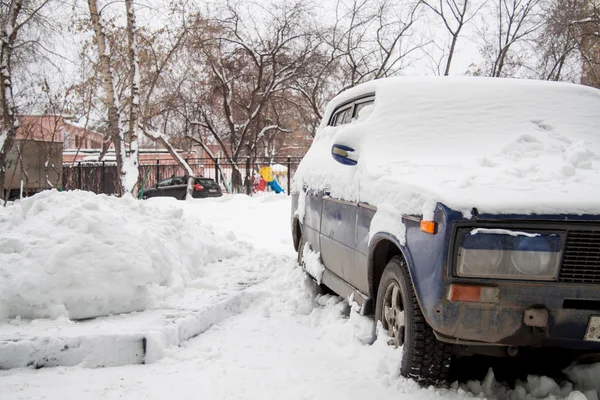 Старый автомобиль под снегом — стоковое фото