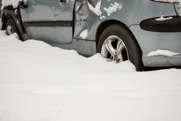 Старый сломанный автомобиль в снегу — стоковое фото