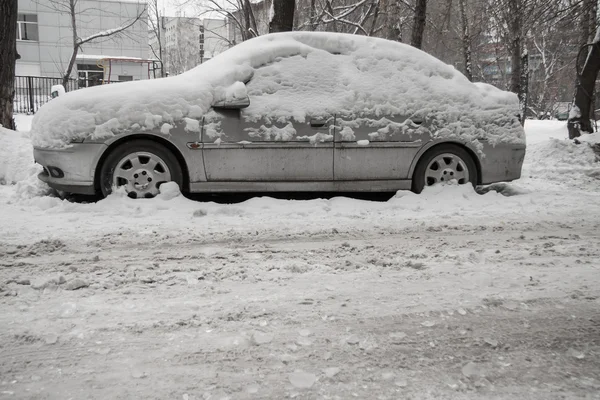 Efter en stark snö storm bil täckt av snö — Stockfoto