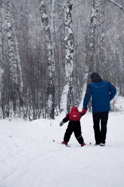 Babası bir çocuk Kayak öğretir
