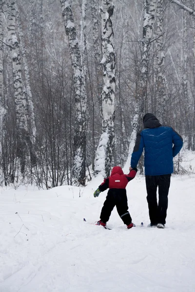 Babası bir çocuk Kayak öğretir