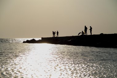 günbatımı siluet insanları