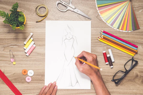 Luogo di lavoro di studio di stilista di moda con attrezzature — Foto Stock