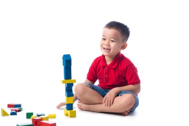 Asyalı küçük çocuk renkli bloklarla oynama,