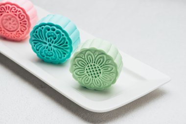 Cilt mooncakes plaka üzerinde kar. 