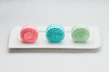 Cilt mooncakes plaka üzerinde kar