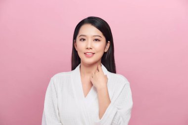 Güzel genç kadın taze sağlıklı teniyle temiz yüzüne dokunuyor.,