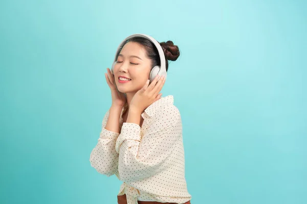 Hermosa Chica Asiática Escuchando Música Los Auriculares Cantando Sobre Fondo —  Fotos de Stock