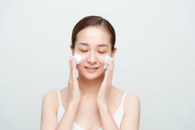 Yüzüne köpük süren neşeli bir kadının portresi.. 