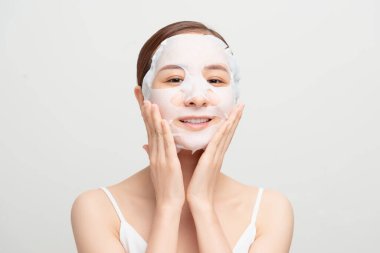 Tedavi için yüzünde maske olan güzel bir kadının yakın plan güzel portresi.