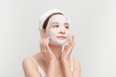 Tedavi için yüzünde maske olan güzel bir kadının yakın plan güzel portresi.