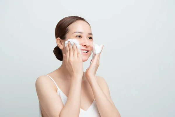 Sorrindo Bela Menina Asiática Usando Espuma Limpador Conceito Lavagem Facial — Fotografia de Stock