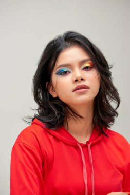 Renkli makyajlı ve manikürlü kız.