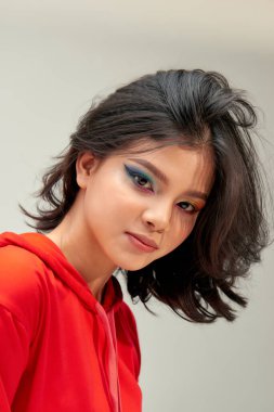 Renkli makyajlı güzel kadın.