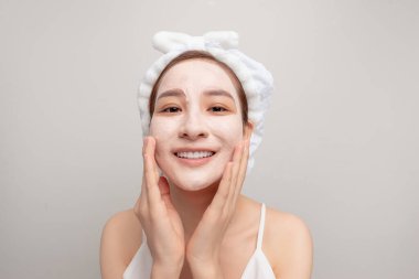 Duygusal komik kız aynaya bakıyor. Fotoğrafı kapat. Stüdyo. gri arkaplan