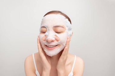 Yüz maskeli güzel bir kadın, cilt bakımı