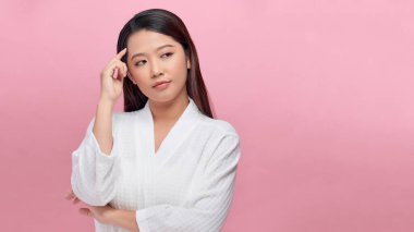 Temiz ciltli güzel bir genç kadın. Yüz tedavisi .