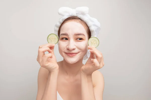 Masker Voor Huid Vrouw Gelukkig Grappig Meisje Maakt Een Masker — Stockfoto