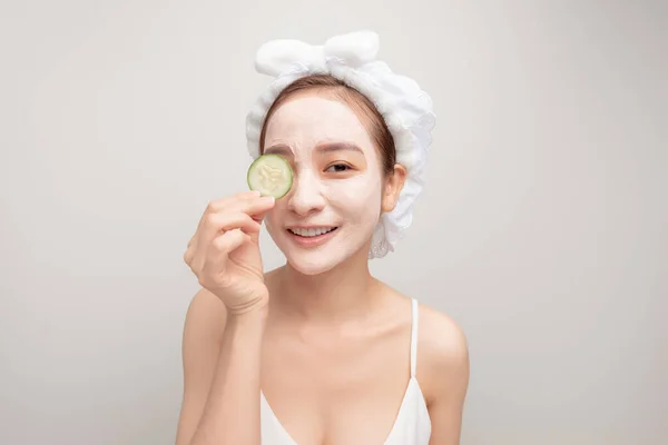 为皮肤女人做面具 快乐而有趣的女孩为面部皮肤做面具 拿着切碎的黄瓜 — 图库照片