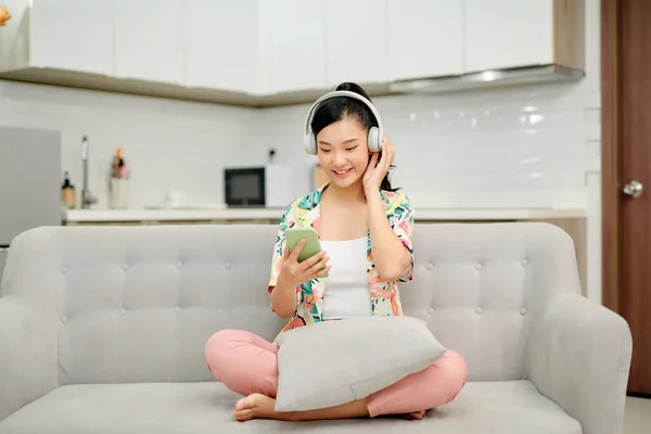 Jeune Femme Écoutant Musique Tout Relaxant Sur Canapé Maison — Photo