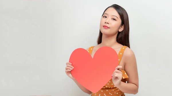 Lächelnde Asiatische Mädchen Die Große Rote Herzform Haben Und Wegschauen — Stockfoto