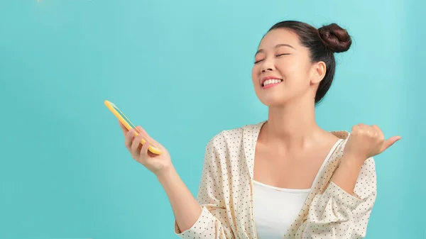 Joyosa Mujer Asiática Con Gran Sonrisa Charlando Con Teléfono Celular — Foto de Stock