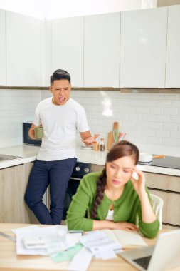 Borçlarını gözden geçiren çaresiz genç bir çift. Finansal aile sorunları kavramı.