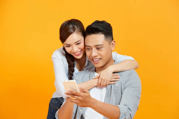 Casal Amigos Rindo Engraçado Divertindo Com Telefone Inteligente — Fotografia de Stock