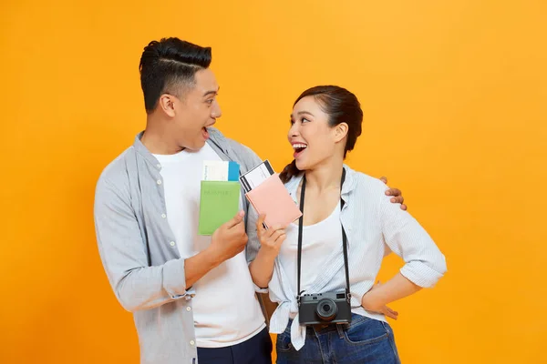 Succesvol Gelukkige Paar Krijgen Visum Het Buitenland Met Opgeheven Vuist — Stockfoto