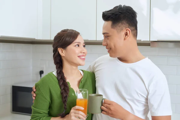 Aantrekkelijke Jonge Vrouw Knappe Man Genieten Van Tijd Samen Doorbrengen — Stockfoto