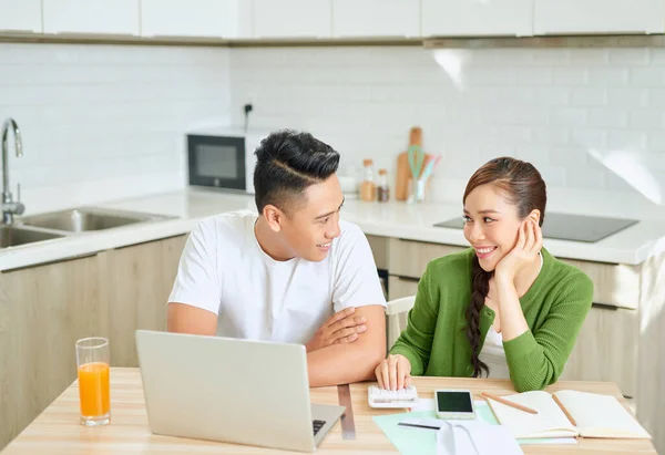 Foto Van Vrolijk Liefdevol Jong Paar Met Behulp Van Laptop — Stockfoto