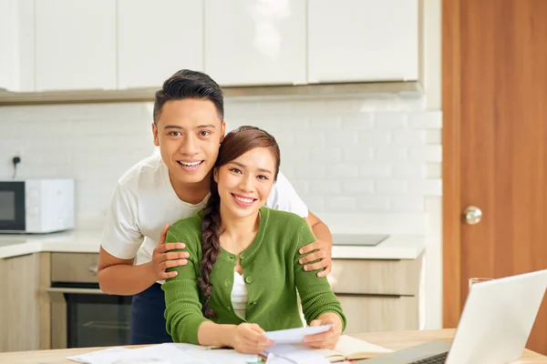 Atraente Asiático Dona Casa Ter Feliz Expressão Calcular Contas Cozinha — Fotografia de Stock