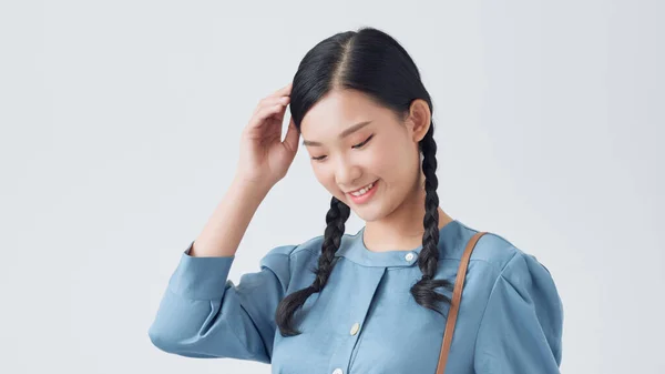 Lachende Schattige Aziatische Vrouw Met Positieve Uitdrukking Glimlacht Breed Witte — Stockfoto