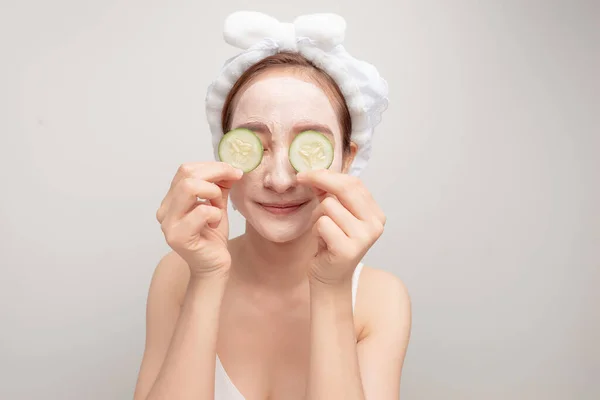 Mooie Vrouw Met Schoonheid Gezicht Masker Het Gezicht Komkommer — Stockfoto