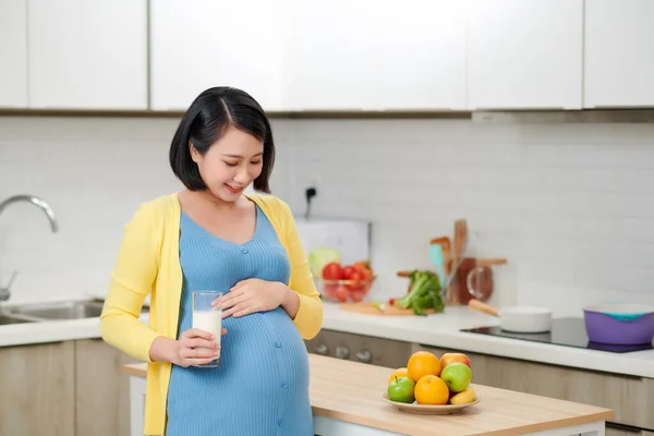 Vrolijk Verwachten Vrouw Haar Keuken Melk Drinken — Stockfoto