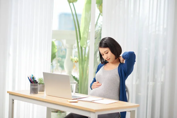 Mujer Embarazada Cansada Embarazada Mujer Sosteniendo Cuello Casa Oficina — Foto de Stock