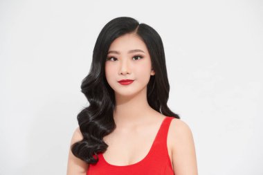 Yüzünde beyaz bir gülümseme, uzun parlak saçlar ve duygu dolu gözler olan sınırsız mutlu bir kız..