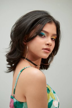 Gökkuşağı makyajlı güzel bir kadın yüzü. Kız kameraya bakıyor.