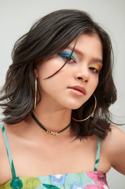 Saçları kısa ve parlak makyajlı güzel bir kızın portresi.