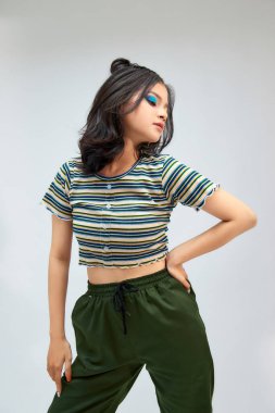 Şık makyajlı çekici bir kadın.