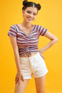 Güzel dişi, hoş duygularını gösteriyor.