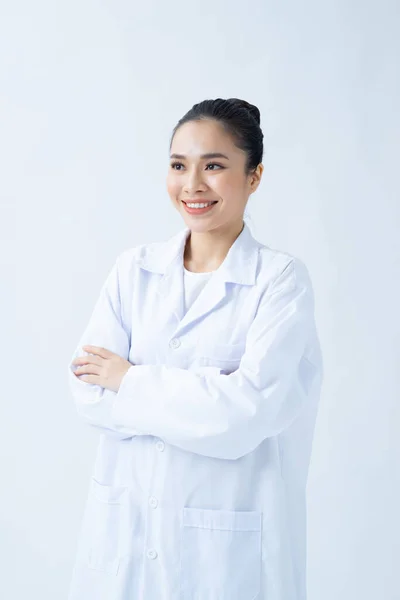 Ritratto Felice Medico Sorridente Uniforme Bianca Piedi Con Mani Incrociate — Foto Stock