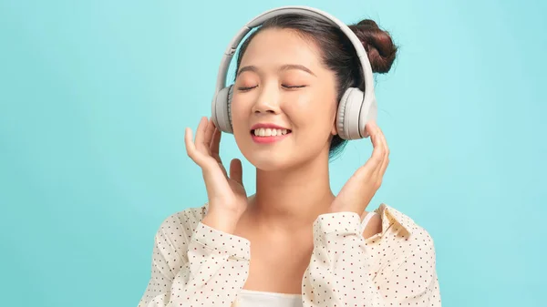 Adolescente Chica Aislado Azul Fondo Escuchar Música — Foto de Stock