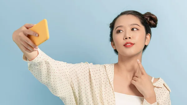 Leende Bedårande Asiatisk Kvinna Som Tar Selfie Foto Smartphone Med — Stockfoto