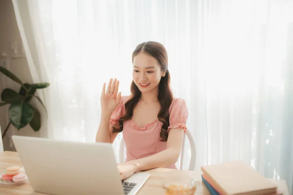Hermosa Mujer Joven Asiática Usando Ordenador Portátil Trabajo Desde Casa — Foto de Stock