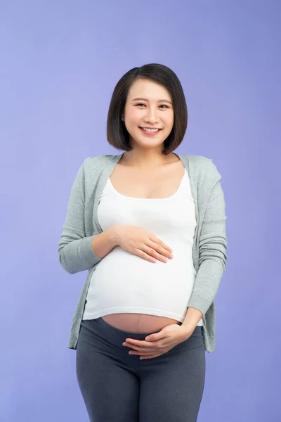 Ευτυχισμένη Έγκυος Γυναίκα Ποζάρουν Στο Φόντο Χρώμα — Φωτογραφία Αρχείου