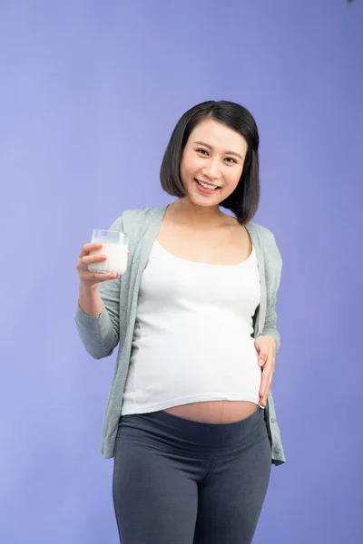 Πορτρέτο Της Εγκύου Γάλα Ποτήρι Στο Σπίτι — Φωτογραφία Αρχείου