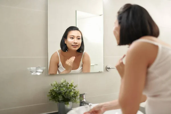 Seorang Wanita Muda Yang Menarik Mencuci Wajahnya Kamar Mandi — Stok Foto