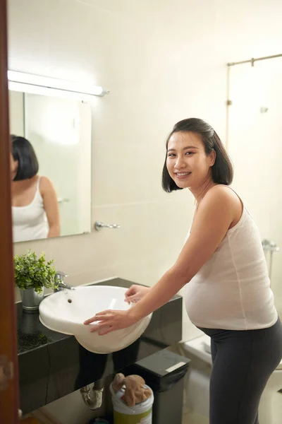Güzel Genç Bir Kadının Banyoda Yüzünü Yıkaması — Stok fotoğraf